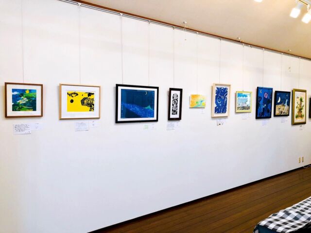 ART FOR THE EARTH 2023ー第19回 安房・平和のための美術展ー27日に無事終了しました🕊今年も1,000人近くの方にご覧いただけたそうで、チャリティのご協力もありがとうございました。最終日は子どもたちも多く、絵を描いたり、メッセージを書いたりと賑わっていましたね🌿私も色々な作家さんとお話しながら楽しく過ごしつつ…そしてまたそれぞれの世界、創作にこもっていくのだなと感じ、心の中でエールを送りました。「大きな大きな宇宙にぽちっとうかぶ、小さな小さな青い星。最近あちこちでおこっているようですが、私たちの責任です。おだやかな、やさしい星でありますように」陶芸作品と共に記された石井純さんの言葉、心にくるものがありました…🌏