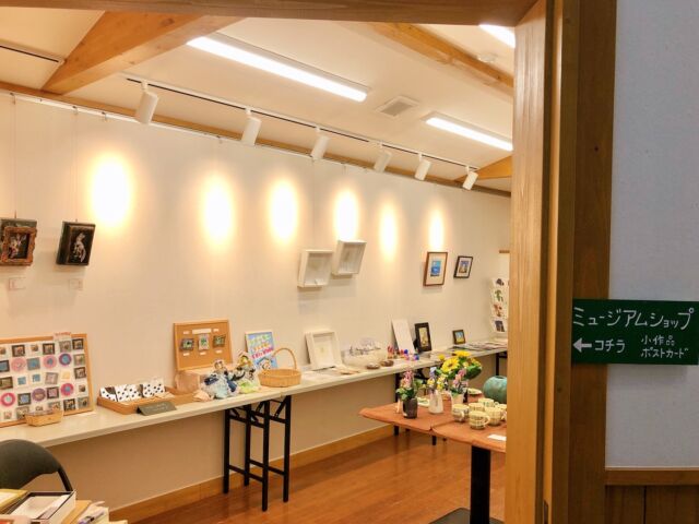 ⋆⸜ 25日まで開催中⸝⋆
安房・平和のための美術展

ミュージアムショップをちらっと。

ギャラリーの展示作品や、ショップの小作品・グッズの売上は、チャリティとして50%、ポストカードは全額を、その年に必要とされる全国・海外の活動団体などに寄付しています。

ギャラリーの作品は最終日まで展示していますが、
ショップは即売形式のため、お早めにご覧くださいね🕊

【ART FOR THE EARTH 2024】
ー第20回　安房・平和のための美術展ー
8月17日（土）〜25日（日）
10時〜17時（最終日15時まで）
会場：道の駅とみうら　枇杷倶楽部ギャラリー・展示室

安房・平和のための美術展は2005年にスタートし、今年で20回目。
安房ゆかりの美術家たちが、平和のために何ができるだろうと始めた展覧会です。 出品して参加、観て参加、チャリティで参加する美術展で、今年は66名が出品します。 
#南房総
#富浦
#美術展