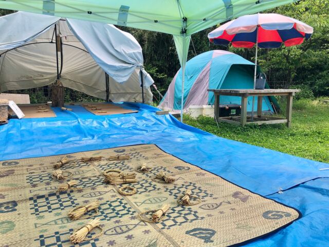 恵みの雲と風𓂃 𓈒𓏸 𓐍

今週は竹あかりや草木染め、房州うちわや藁細工など、
あわせると300人近くの小学生や先生方が創作体験に来てくれました。

体験館は子どもたちの熱気でさらにアツくなるため、
カンカン照りだったらどうしましょと思いましたが、
助っ人の雲と風がほどよく来てくれました。
ありがたし。

藁細工を終え、達成感に包まれた都会の少年の感想。
「落ち着くわー、こういう自然好きだわー」。

藁のにおいも好みになったそうです🌾

#南房総
#みねおかいきいき館
