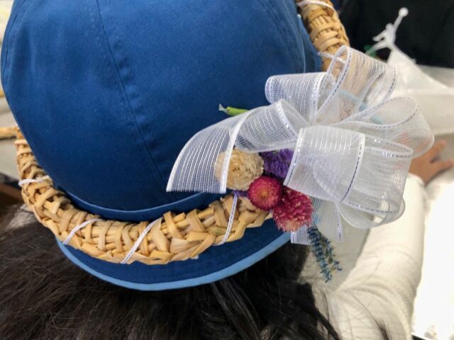 貴重な晴れ。
あらゆるものを干す日🧺

𓂃 𓈒𓏸 𓐍

いつもは外で体験する藁細工も、今週は草木染めや竹あかりと一緒に室内で作りました🌾

鍋敷きを帽子に纏うおしゃれさん
……
藁のかんむり花のかんざし

（五・七・五だったので、もうすこし粘りました）

教へ乞いたひ着こなし術

（これも七・七　心の短歌）

#南房総
#みねおかいきいき館