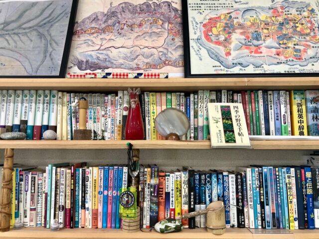 午前午後と創作体験がある時は、
お昼に本を読んでいます📖
いきいき館の棚は宇宙が多め。

秋は合唱曲を聴き漁ってまして、
COSMOSをつい口ずさんでいるこの頃♪

君も星だよ　みんなみんな

#南房総
#みねおかいきいき館