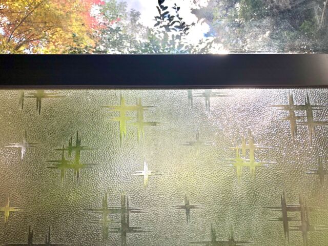 今年は100年分くらいの大片付けをしてまして、なんだか玉手箱を開けた気分でした。

「もしやおばあちゃんになってる？」と時折り鏡を見て、年相応のシワとシミを確認。

「外側より内側からよ」と自分に言い聞かせて籠る日々でしたが、またもや、大そうじにはたどり着けませんでした🧹

昨年は庭と山のそうじ、今年は家の片付け…。
もう、来年こそは！
（まだ納屋が残ってます）

そんなこんなで、くもりガラス越しからごあいさつ。

今年もお世話になりました。
みなさまもどうぞ良いお年をお迎えください🌼